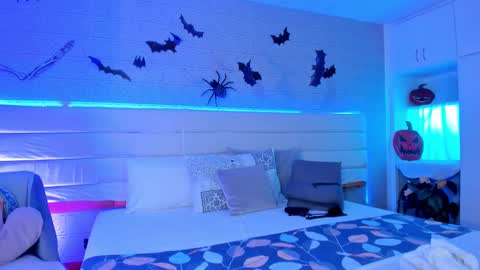 Snapshot of leilahiuston chatting on November 1, 8:11 pm online show from November 1, 8:11 pm