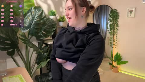 Lela online show from April 10, 8:24 pm