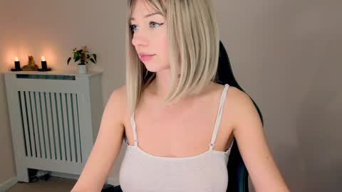 Snapshot of lenamuti chatting on December 4, 10:35 am Lena online show from December 4, 10:35 am