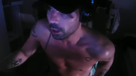 Snapshot of leo1991lol chatting on December 22, 2:39 am leo1991lol online show from December 22, 2:39 am