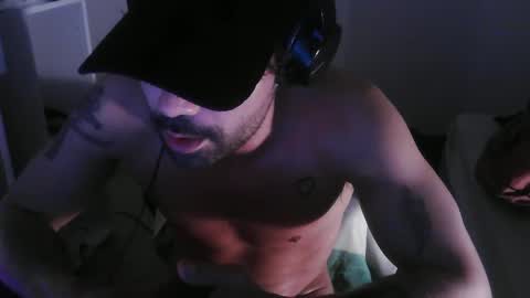 Snapshot of leo1991lol chatting on January 1, 7:10 pm leo1991lol online show from January 1, 7:10 pm