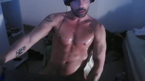 Snapshot of leo1991lol chatting on January 22, 12:38 pm leo1991lol online show from January 22, 12:38 pm