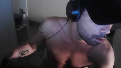 Snapshot of leo1991lol chatting on March 5, 5:18 pm leo1991lol online show from March 5, 5:18 pm