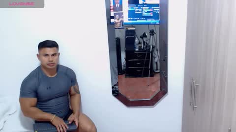 Snapshot of leo_muscleboy chatting on October 24, 11:56 pm Leo online show from October 24, 11:56 pm