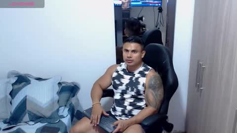 Snapshot of leo_muscleboy chatting on November 19, 12:54 am Leo online show from November 19, 12:54 am