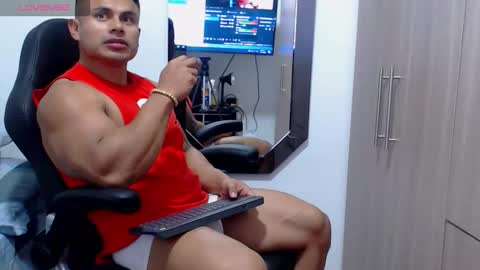 Snapshot of leo_muscleboy chatting on November 21, 11:36 pm Leo online show from November 21, 11:36 pm