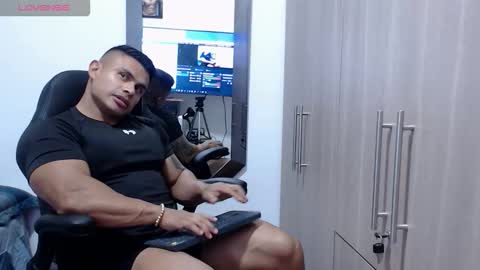 Snapshot of leo_muscleboy chatting on December 4, 11:24 pm Leo online show from December 4, 11:24 pm