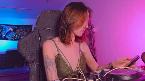 leona online show from February 8, 3:15 pm