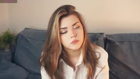 Mia online show from December 17, 7:47 am