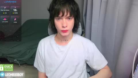 Snapshot of leonkissboy chatting on April 24, 8:11 pm leonkissboy online show from April 24, 8:11 pm