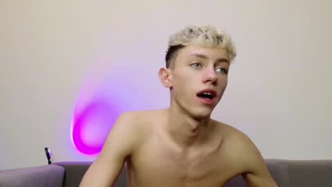 Snapshot of leonlure chatting on December 2, 6:36 pm leonlure online show from December 2, 6:36 pm