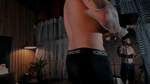 Snapshot of leosalvatore_ chatting on January 21, 2:54 am Leo Salvatore online show from January 21, 2:54 am