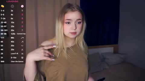 Snapshot of leotafredericks chatting on November 8, 5:51 am Hello everyone Im Lora Its my first day Were going to have fun together online show from November 8, 5:51 am