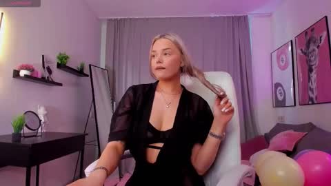 Snapshot of leslie_caronn chatting on January 14, 7:36 am Stacey online show from January 14, 7:36 am