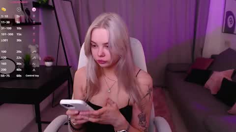 Snapshot of leslie_caronn chatting on February 11, 8:19 am Stacey online show from February 11, 8:19 am