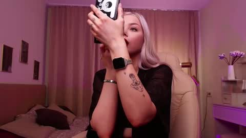 Snapshot of leslie_caronn chatting on February 14, 8:22 am Stacey online show from February 14, 8:22 am