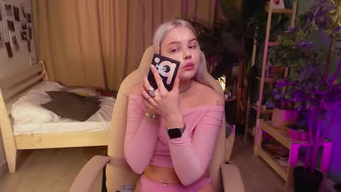 Snapshot of leslie_caronn chatting on February 16, 7:48 am Stacey online show from February 16, 7:48 am