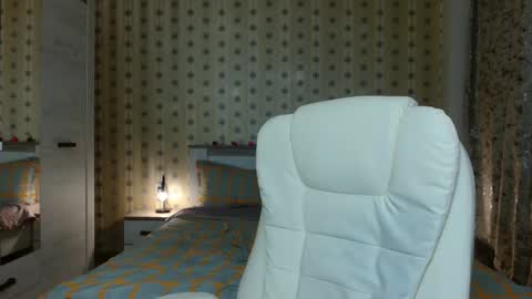 Snapshot of leslie_secret chatting on December 24, 1:06 am leslie_secret online show from December 24, 1:06 am