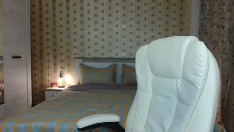 Snapshot of leslie_secret chatting on January 23, 1:41 am leslie_secret online show from January 23, 1:41 am