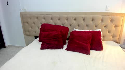 L E S L E Y  AND  D R A K O online show from January 5, 11:41 pm