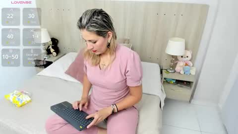 Lesly Santodomingo online show from November 17, 11:27 am