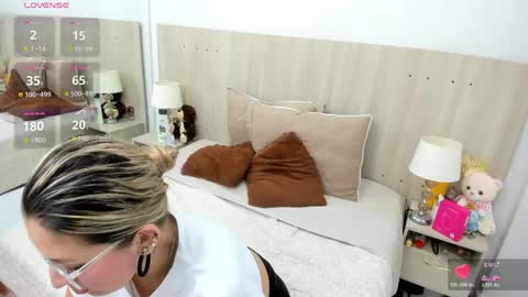 Lesly Santodomingo online show from April 19, 11:42 am