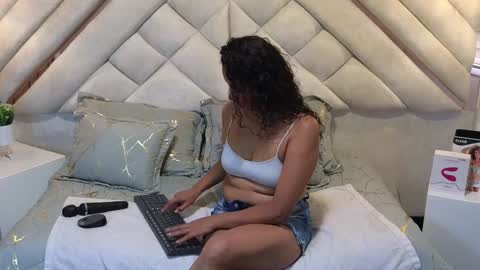 Snapshot of leslyflorez chatting on February 5, 9:50 pm Lesly online show from February 5, 9:50 pm