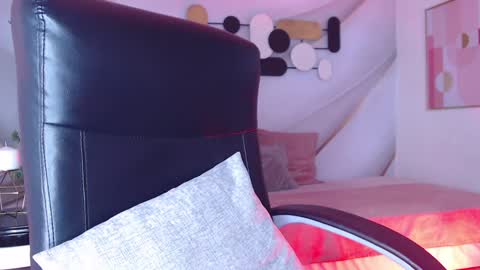 Less  online show from December 3, 6:28 pm