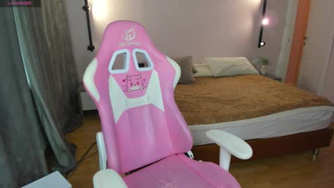 Snapshot of lesya_flin chatting on November 9, 9:18 am Lesya online show from November 9, 9:18 am