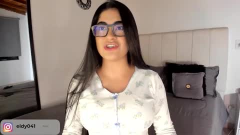 Snapshot of leticiaroldan chatting on October 22, 2:01 am Leticia online show from October 22, 2:01 am