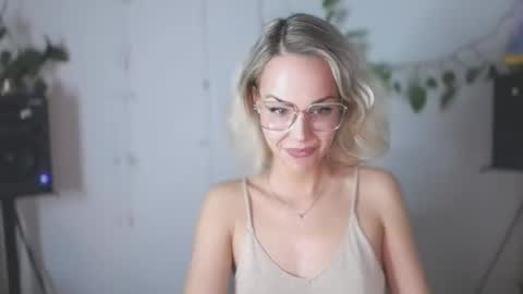 Snapshot of lexie_wild chatting on December 10, 11:43 am Lexie online show from December 10, 11:43 am