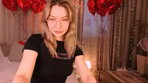 Snapshot of leyalayla chatting on February 27, 1:49 am Lily online show from February 27, 1:49 am