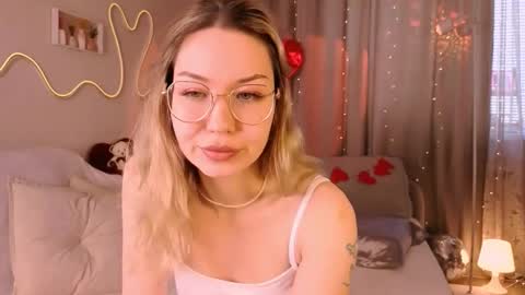 Snapshot of leyalayla chatting on March 4, 4:40 am Lily online show from March 4, 4:40 am