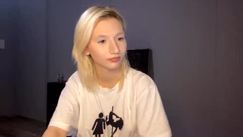 Snapshot of leyasaolee chatting on December 2, 8:26 pm Leya online show from December 2, 8:26 pm