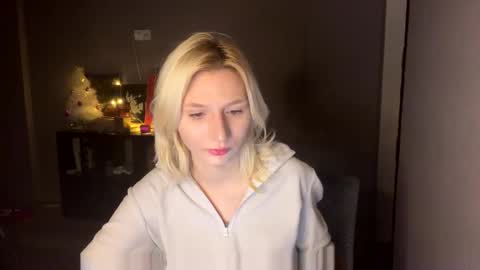 Snapshot of leyasaolee chatting on December 17, 7:53 pm Leya online show from December 17, 7:53 pm