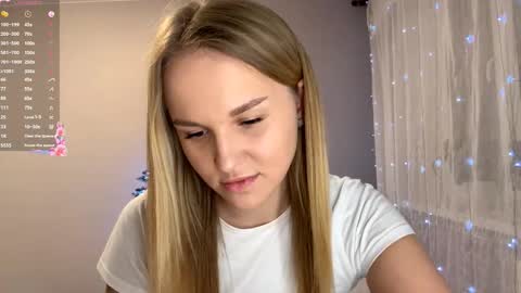 Mia online show from December 14, 2:55 pm