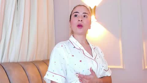 Snapshot of lia_walton__ chatting on October 14, 3:57 pm liz walton online show from October 14, 3:57 pm