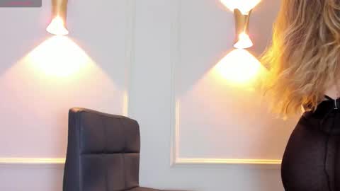 Snapshot of lia_walton__ chatting on December 1, 12:21 pm liz walton online show from December 1, 12:21 pm