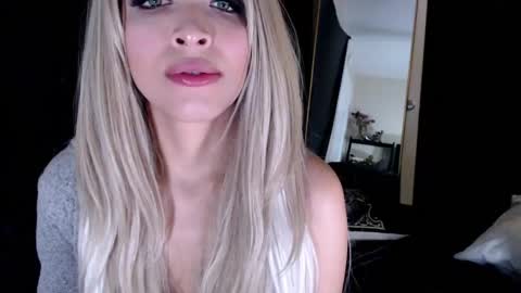 Snapshot of liadivina chatting on February 8, 10:18 am Lia Divina online show from February 8, 10:18 am