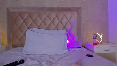 Snapshot of liaflowers chatting on February 9, 8:54 am Lia online show from February 9, 8:54 am