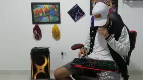 Snapshot of liam_andres12 chatting on November 30, 10:47 pm Andres online show from November 30, 10:47 pm