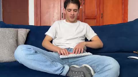 Snapshot of liam_enzho chatting on December 5, 3:20 pm Liam online show from December 5, 3:20 pm