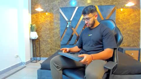 LIAM KLEIN online show from September 17, 11:12 am