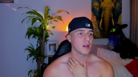 Snapshot of liam_oficial chatting on February 6, 6:51 am liam online show from February 6, 6:51 am