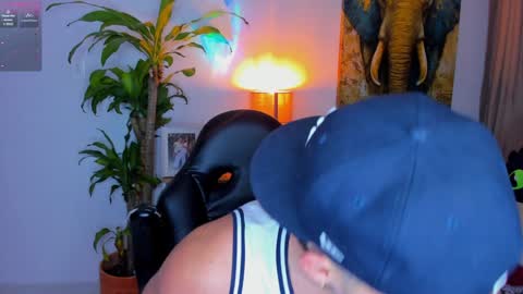 Snapshot of liam_oficial chatting on February 9, 3:32 am liam online show from February 9, 3:32 am