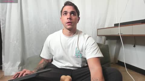 Snapshot of liam_walk chatting on October 30, 4:03 am Liam online show from October 30, 4:03 am