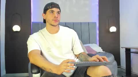 Snapshot of liam_walk chatting on November 8, 9:57 pm Liam online show from November 8, 9:57 pm