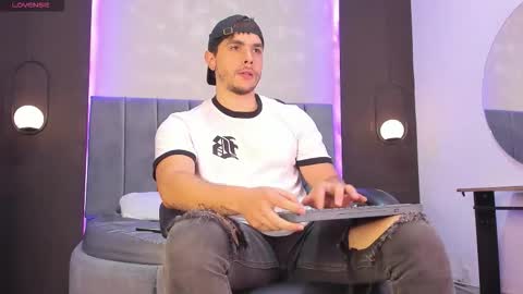 Snapshot of liam_walk chatting on November 10, 8:08 pm Liam online show from November 10, 8:08 pm