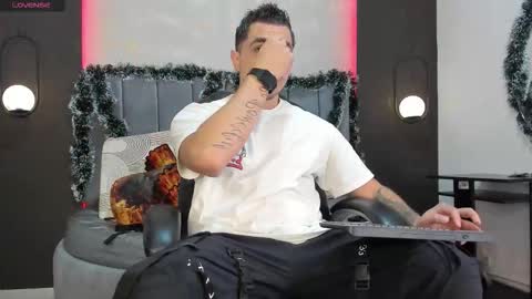 Snapshot of liam_walk chatting on November 28, 10:12 pm Liam online show from November 28, 10:12 pm