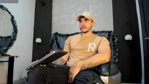 Snapshot of liam_walk chatting on December 20, 10:39 pm Liam online show from December 20, 10:39 pm